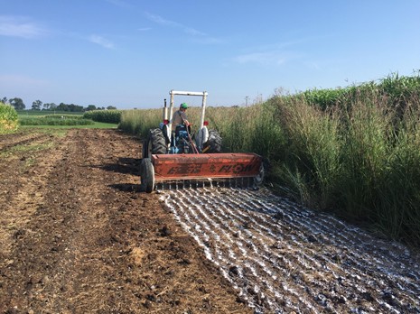 Foto Da Aplicação De Calcário. O Mato Grosso É Líder Na Produção E Possui 6 Dos 50 Municípios Com Maior Pib Per Capita, Pela Representatividade No Agronegócio