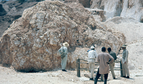 Thure Georg Sahama (À Direita) E Sua Equipe Investigando Ocorrências Geológicas Em Uma Mina No Antigo Reino De Ancolé, Na Uganda (África Subsaariana).